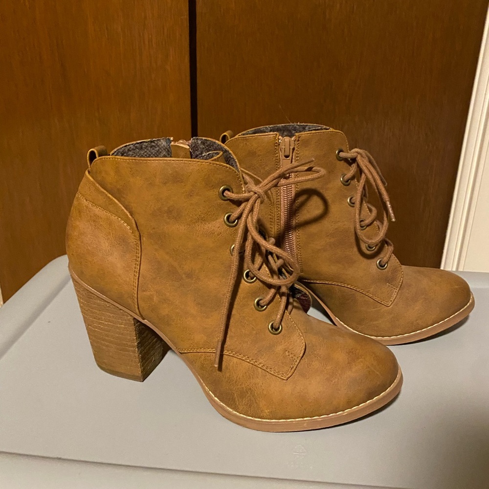 Women’s size 8.5 booties